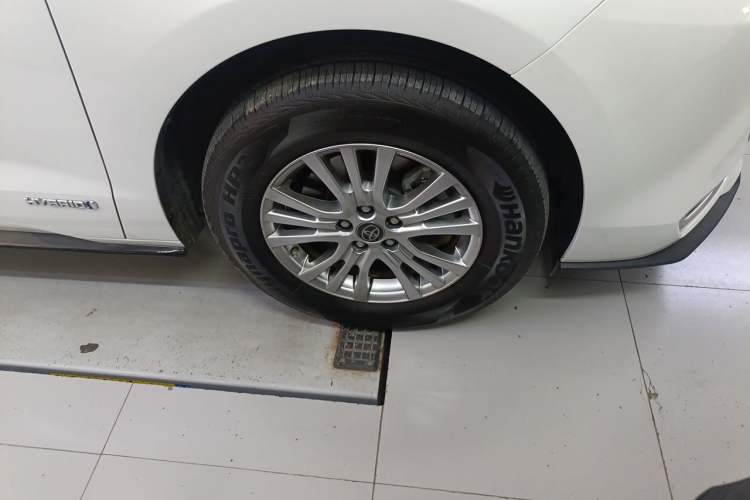 Used Toyota SIENNA 2021 2.5L Hybrid Premium Edition Right Front Wheel Hub