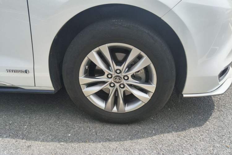 Used Toyota SIENNA 2021 2.5L Hybrid Platinum Edition Right Front Wheel Hub