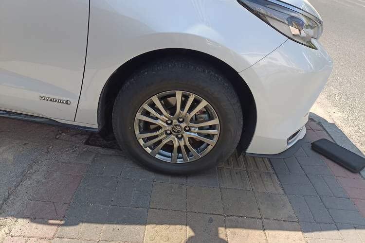 Used Toyota SIENNA 2021 2.5L Hybrid Premium Edition Right Front Wheel Hub