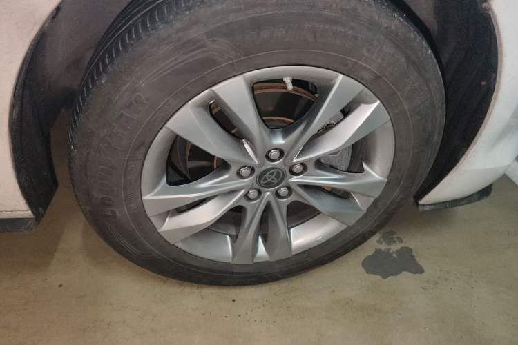 Used Toyota SIENNA 2021 2.5L Hybrid Platinum Edition Right Front Wheel Hub