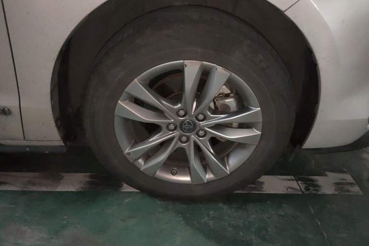 Used Toyota SIENNA 2021 2.5L Hybrid Platinum Edition Right Front Wheel Hub