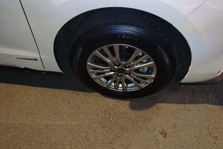 Used Toyota SIENNA 2021 2.5L Hybrid Luxury Edition Right Front Wheel Hub