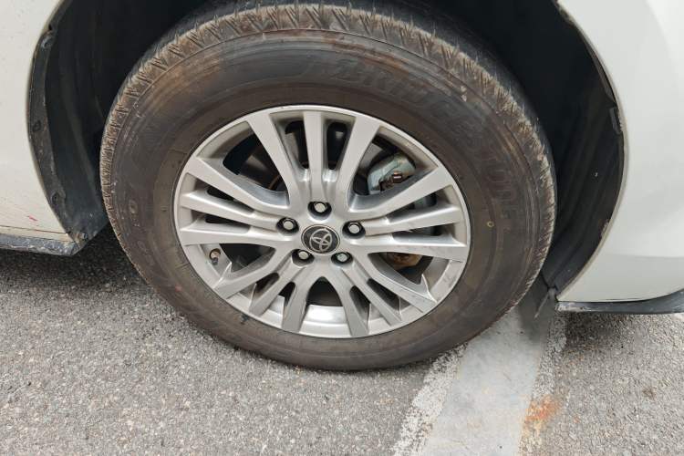 Used Toyota SIENNA 2021 2.5L Hybrid Premium Edition Right Front Wheel Hub