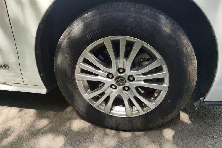 Used Toyota SIENNA 2021 2.5L Hybrid Comfort Edition Right Front Wheel Hub