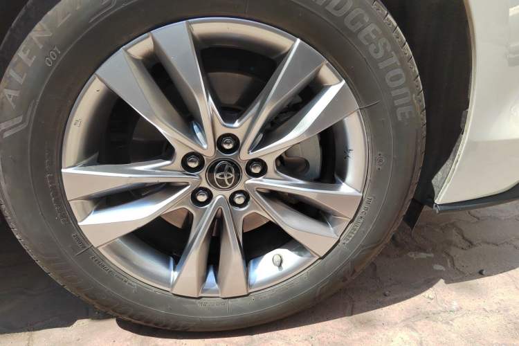 Used Toyota SIENNA 2021 2.5L Hybrid Platinum Edition Right Front Wheel Hub