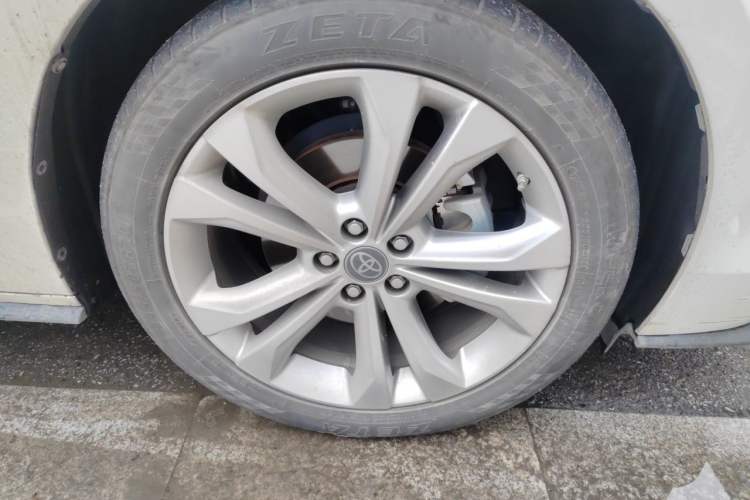 Used Toyota SIENNA 2021 2.5L Hybrid Luxury Edition Right Front Wheel Hub