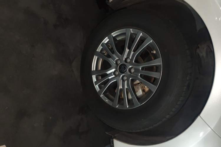 Used Toyota SIENNA 2021 2.5L Hybrid Premium Edition Right Front Wheel Hub