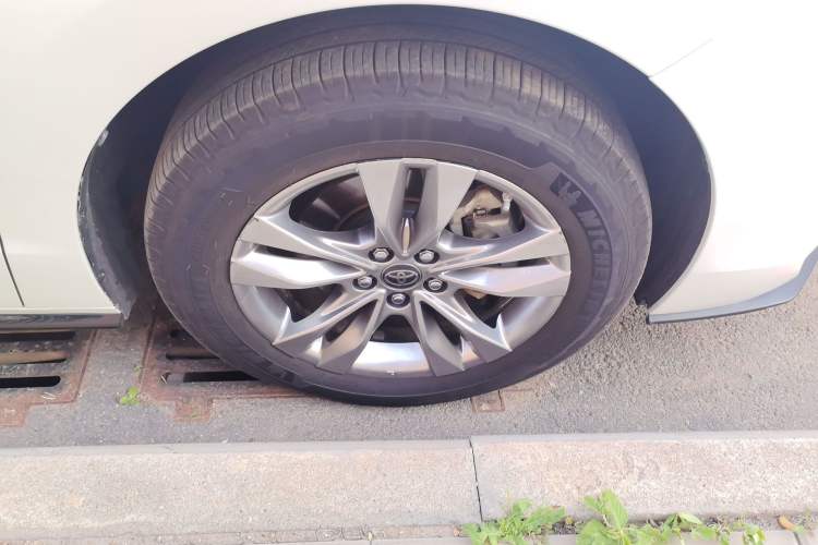 Used Toyota SIENNA 2021 2.5L Hybrid Platinum Edition Right Front Wheel Hub