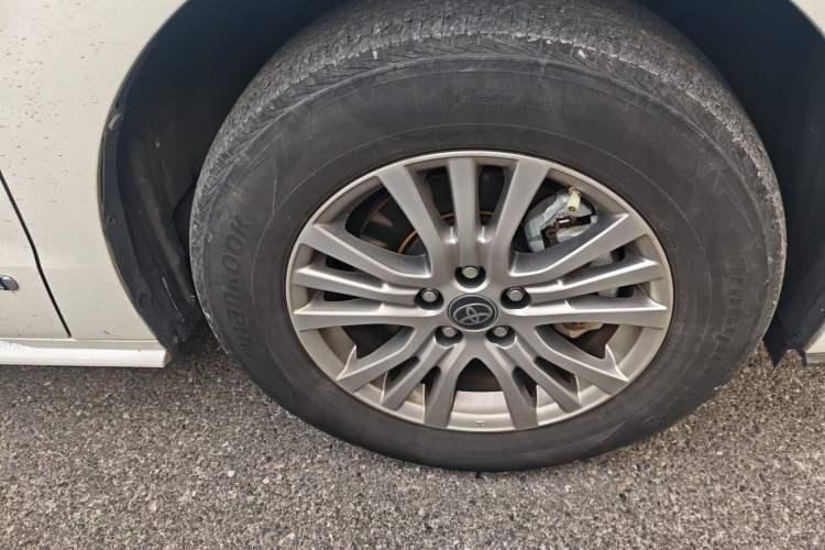 Used Toyota SIENNA 2021 2.5L Hybrid Comfort Edition Right Front Wheel Hub