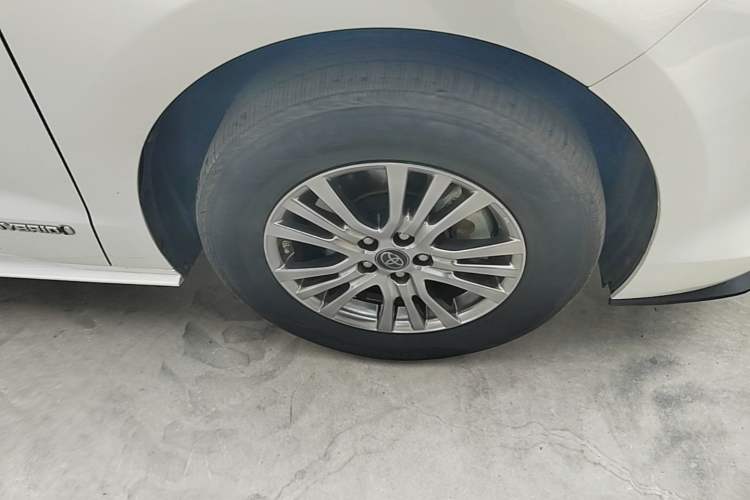 Used Toyota SIENNA 2021 2.5L Hybrid Comfort Edition Right Front Wheel Hub