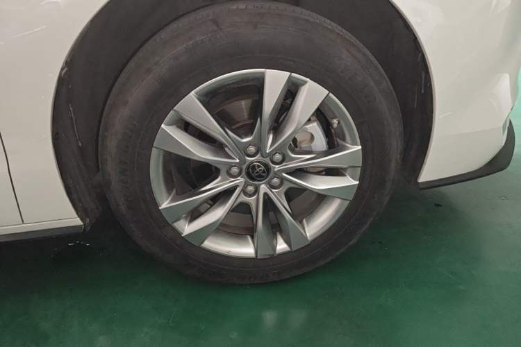 Used Toyota SIENNA 2021 2.5L Hybrid Platinum Edition Right Front Wheel Hub