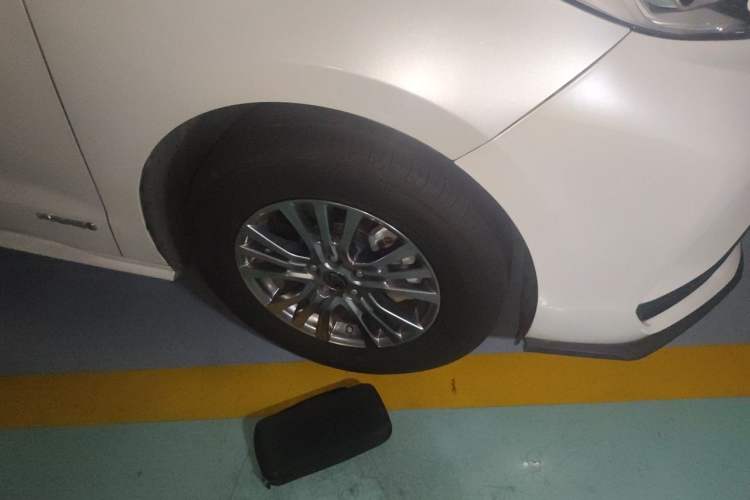 Used Toyota SIENNA 2021 2.5L Hybrid Comfort Edition Right Front Wheel Hub
