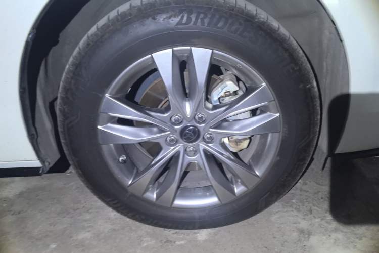 Used Toyota SIENNA 2021 2.5L Hybrid Premium Edition Right Front Wheel Hub