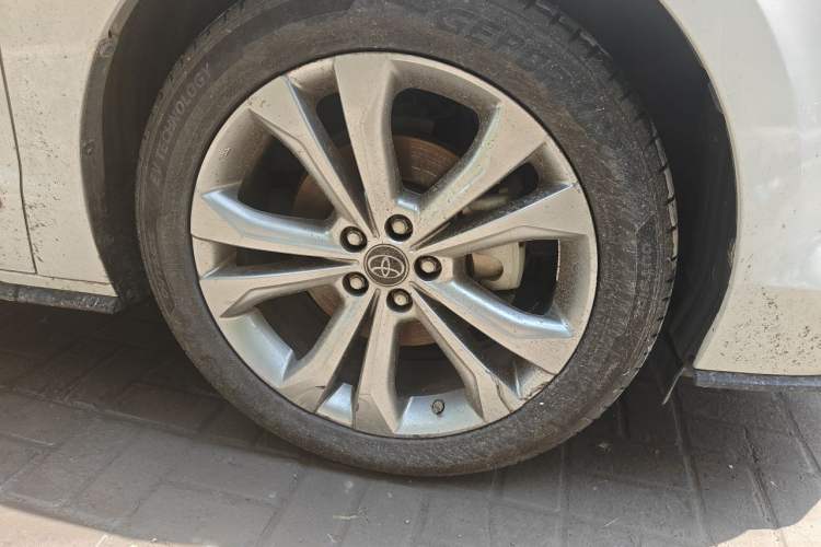 Used Toyota SIENNA 2021 2.5L Hybrid Premium Edition Right Front Wheel Hub