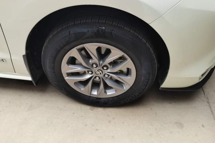 Used Toyota SIENNA  Right Front Wheel Hub