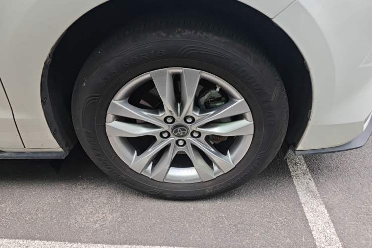 Used Toyota SIENNA 2021 2.5L Hybrid Platinum Edition Right Front Wheel Hub