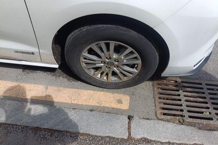 Used Toyota SIENNA 2021 2.5L Hybrid Comfort Edition Right Front Wheel Hub