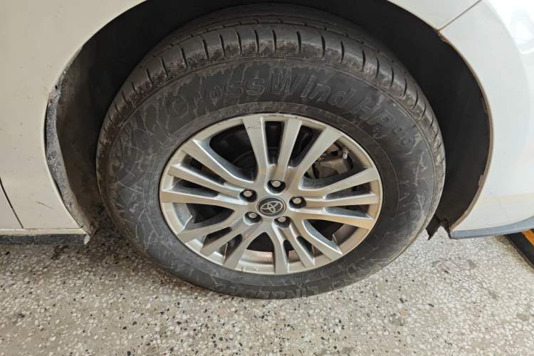 Used Toyota SIENNA 2021 2.5L Hybrid Premium Edition Right Front Wheel Hub