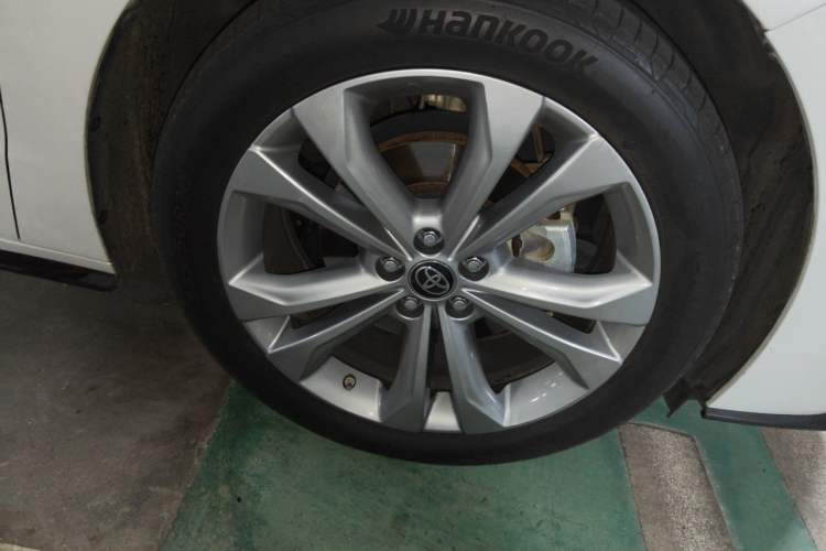 Used Toyota SIENNA 2021 2.5L Hybrid Premium Edition Right Front Wheel Hub
