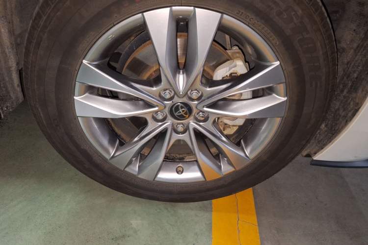 Used Toyota SIENNA 2021 2.5L Hybrid Platinum Edition Right Front Wheel Hub