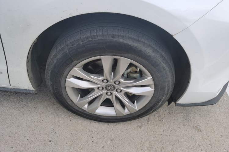 Used Toyota SIENNA 2021 2.5L Hybrid Platinum Edition Right Front Wheel Hub
