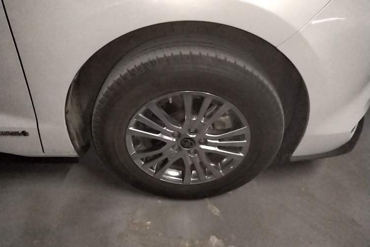 Used Toyota SIENNA 2021 2.5L Hybrid Premium Edition Right Front Wheel Hub
