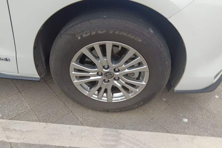Used Toyota SIENNA 2021 2.5L Hybrid Premium Edition Right Front Wheel Hub