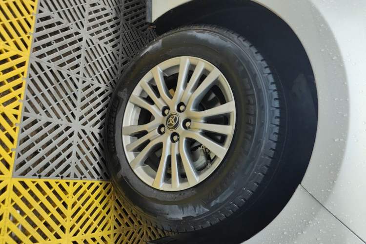 Used Toyota SIENNA 2021 2.5L Hybrid Luxury Edition Right Front Wheel Hub