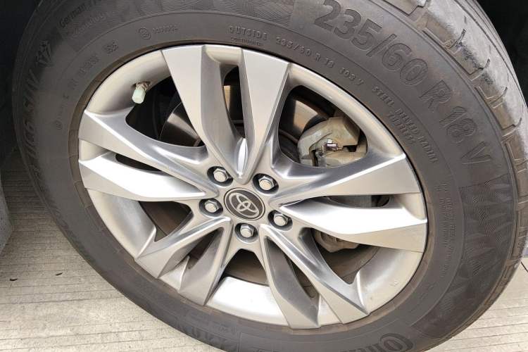 Used Toyota SIENNA 2021 2.5L Hybrid Platinum Edition Right Front Wheel Hub