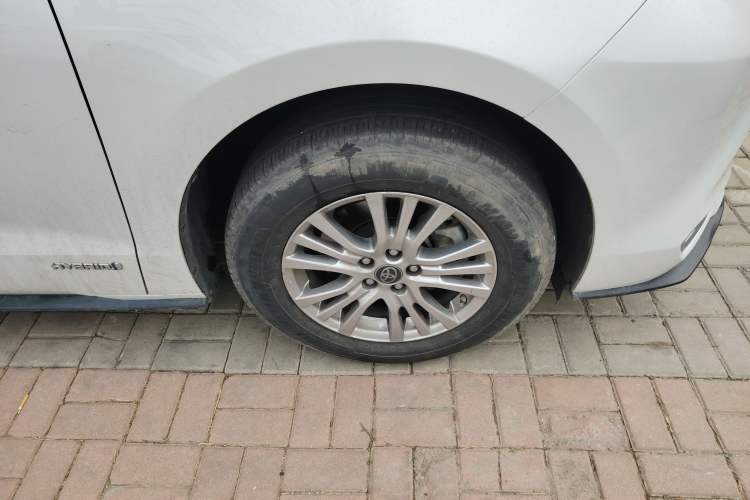 Used Toyota SIENNA 2021 2.5L Hybrid Premium Edition Right Front Wheel Hub