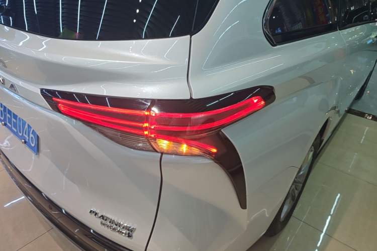 Used Toyota SIENNA 2021 2.5L Hybrid Platinum Edition Right Rear Taillight