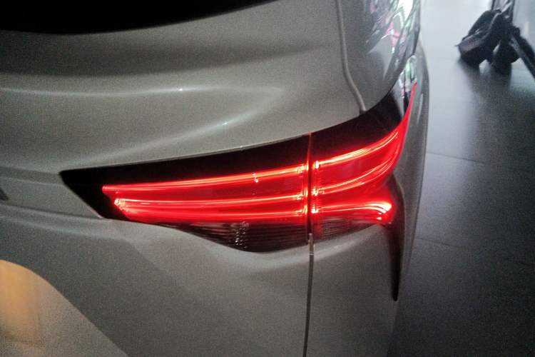 Used Toyota SIENNA 2021 2.5L Hybrid Platinum Edition Right Rear Taillight