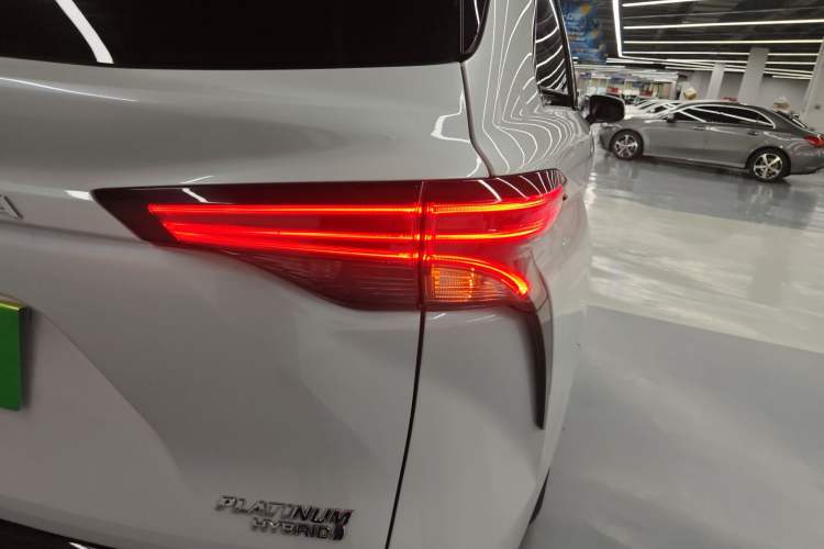Used Toyota SIENNA 2021 2.5L Hybrid Platinum Edition Right Rear Taillight