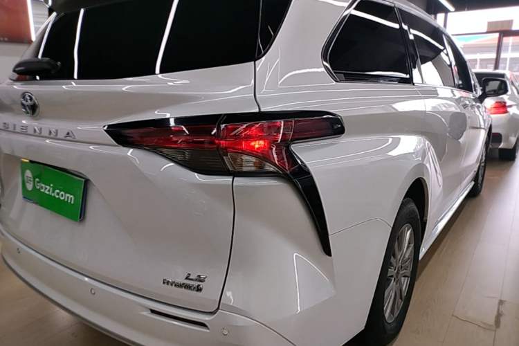 Used Toyota SIENNA 2021 2.5L Hybrid Comfort Edition Right Rear Taillight