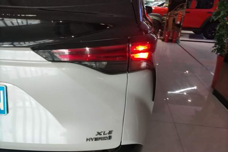 Used Toyota SIENNA 2021 2.5L Hybrid Luxury Edition Right Rear Taillight
