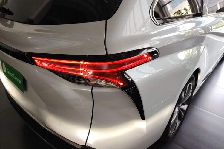 Used Toyota SIENNA 2021 2.5L Hybrid Premium Edition Right Rear Taillight