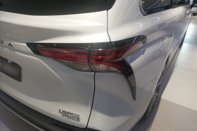 Used Toyota SIENNA 2021 2.5L Hybrid Premium Edition Right Rear Taillight