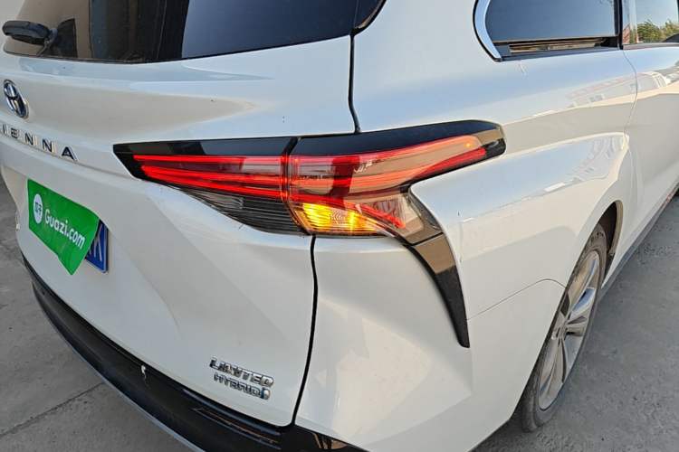 Used Toyota SIENNA 2021 2.5L Hybrid Premium Edition Right Rear Taillight