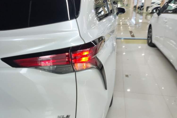 Used Toyota SIENNA 2021 2.5L Hybrid Luxury Edition Right Rear Taillight