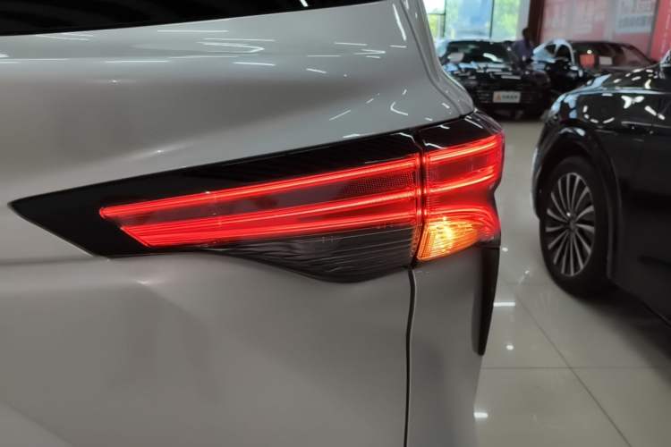 Used Toyota SIENNA 2021 2.5L Hybrid Platinum Edition Right Rear Taillight
