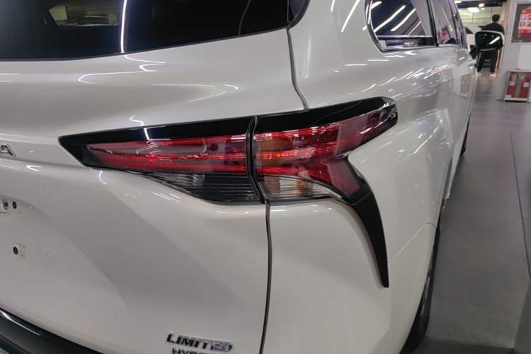 Used Toyota SIENNA 2021 2.5L Hybrid Premium Edition Right Rear Taillight