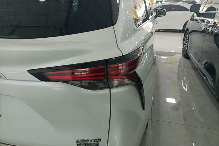 Used Toyota SIENNA 2021 2.5L Hybrid Premium Edition Right Rear Taillight