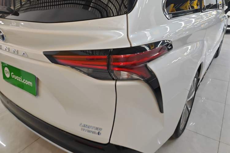 Used Toyota SIENNA 2021 2.5L Hybrid Premium Edition Right Rear Taillight