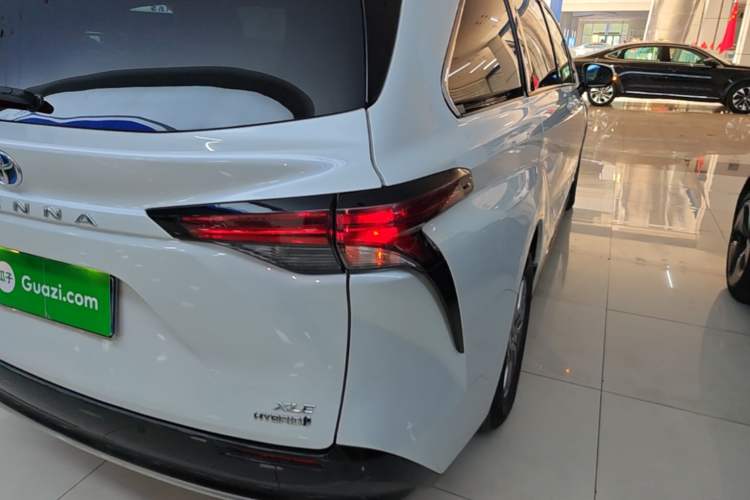 Used Toyota SIENNA 2021 2.5L Hybrid Luxury Edition Right Rear Taillight
