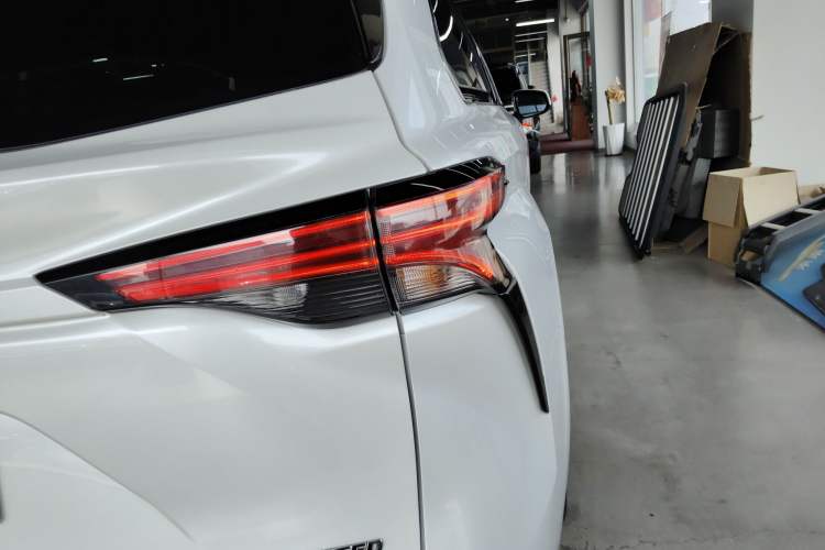 Used Toyota SIENNA 2021 2.5L Hybrid Premium Edition Right Rear Taillight