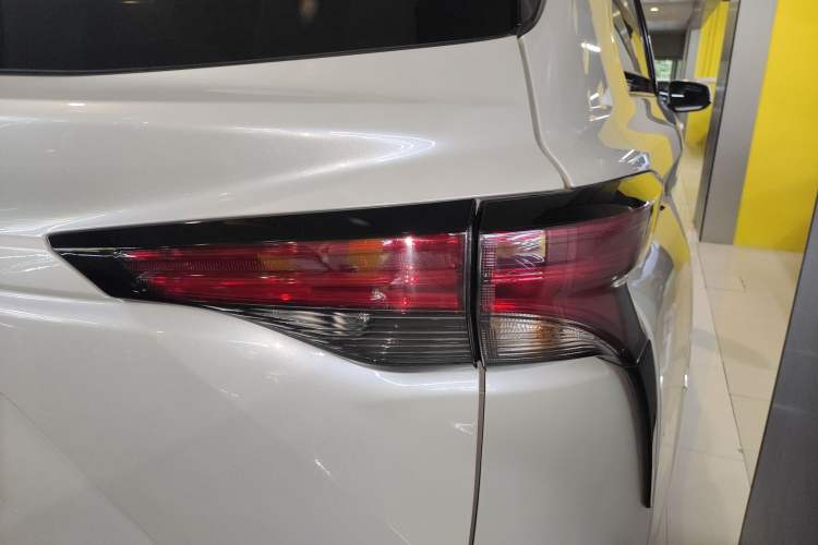 Used Toyota SIENNA 2021 2.5L Hybrid Comfort Edition Right Rear Taillight