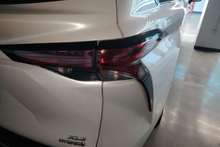 Used Toyota SIENNA 2021 2.5L Hybrid Luxury Edition Right Rear Taillight
