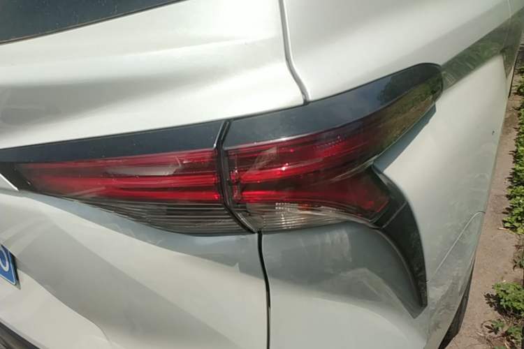 Used Toyota SIENNA 2021 2.5L Hybrid Platinum Edition Right Rear Taillight