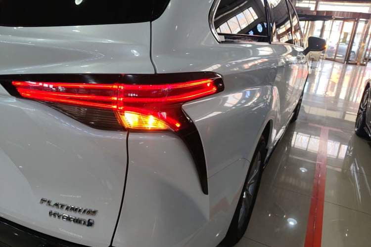 Used Toyota SIENNA 2021 2.5L Hybrid Platinum Edition Right Rear Taillight
