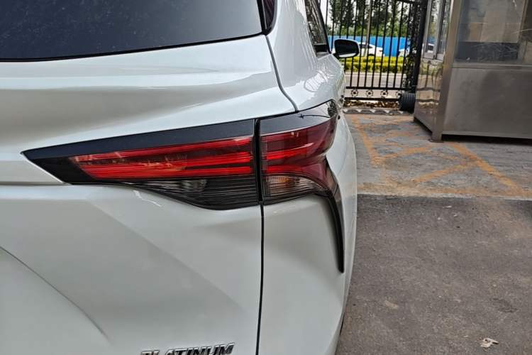 Used Toyota SIENNA 2021 2.5L Hybrid Platinum Edition Right Rear Taillight